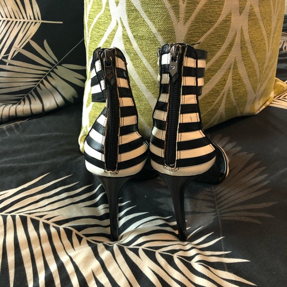 Black and white unique heel. - Picture 3 of 3